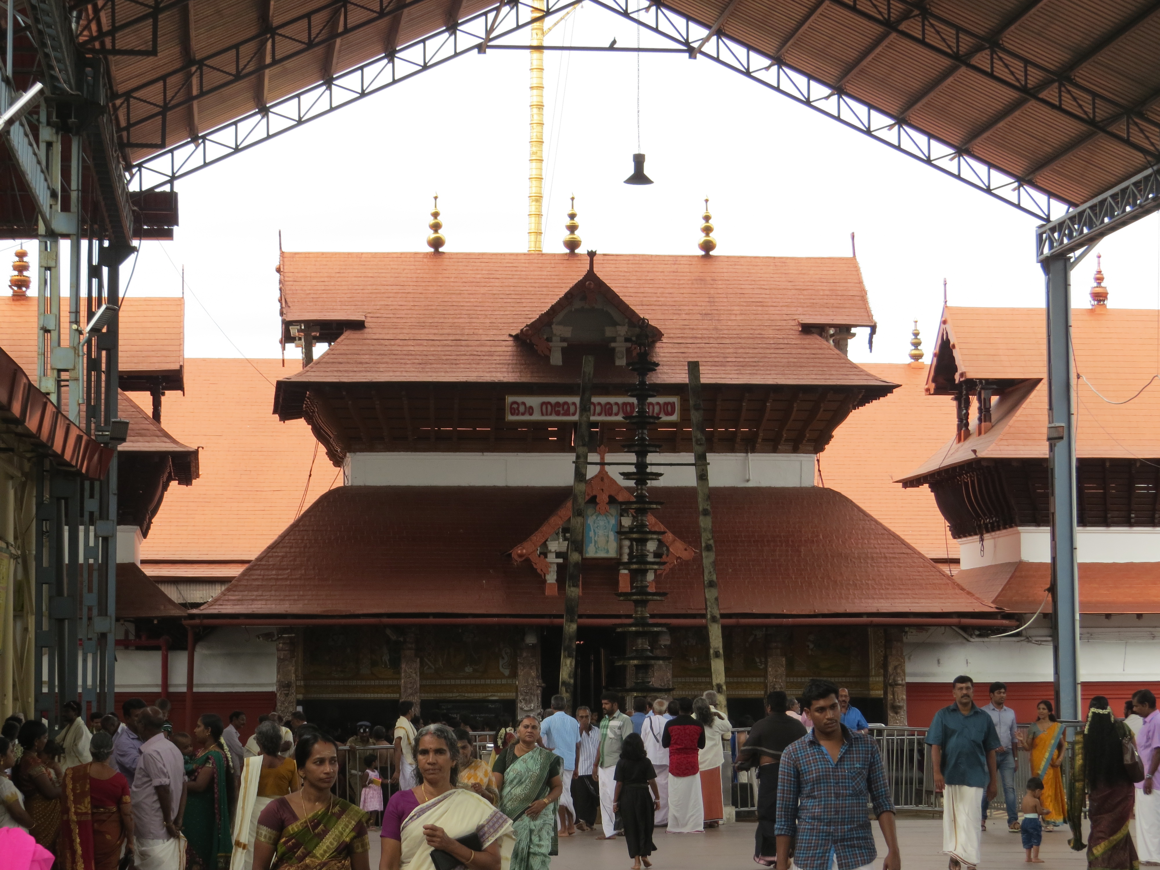 Entrance and courtyard of Guruvayoor Temple